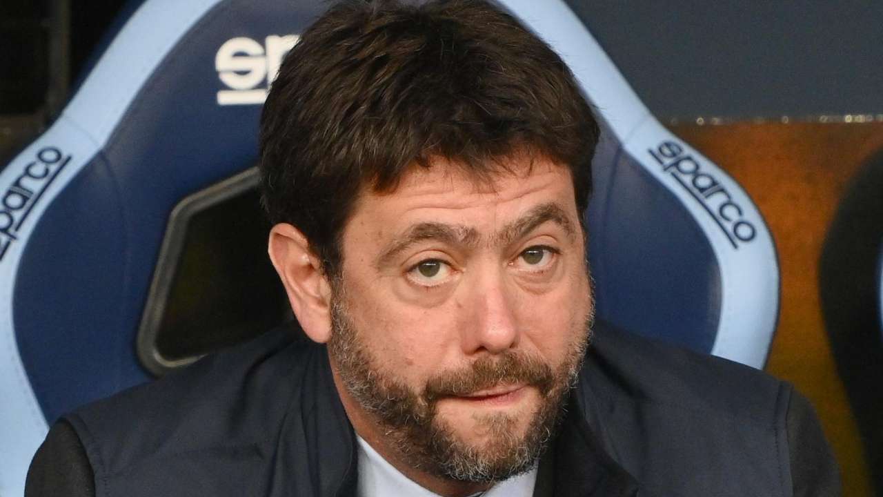 Agnelli seduto in panchina preoccupato