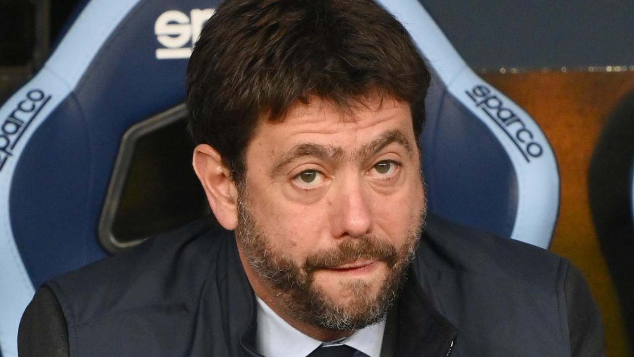 Agnelli seduto pensieroso in panchina