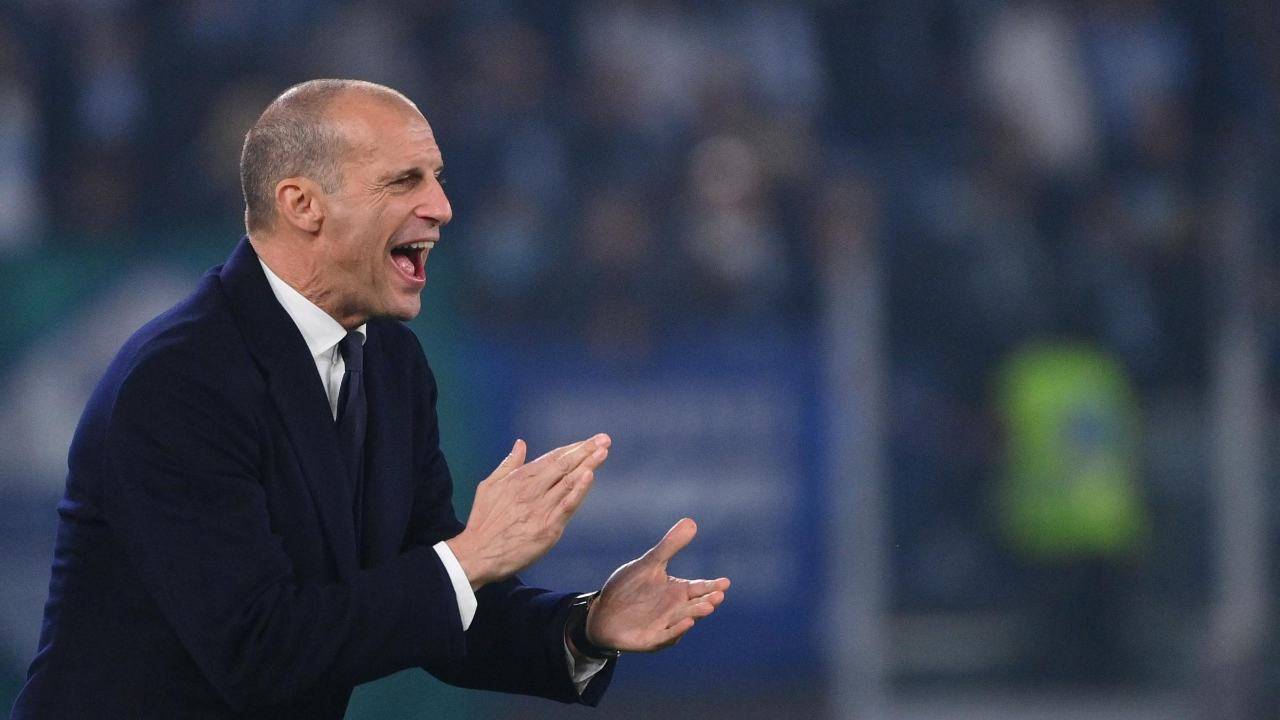 Allegri incita i giocatori battendo le mani