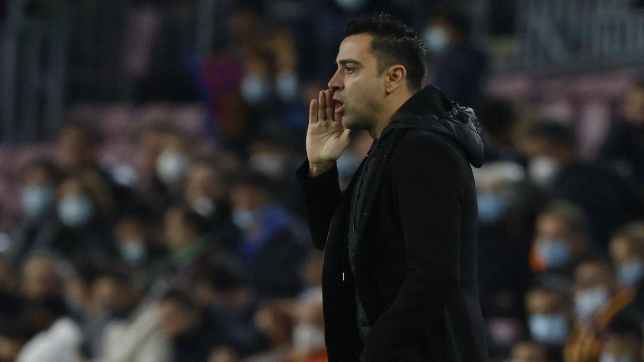 Xavi chiama i giocatori da bordocampo