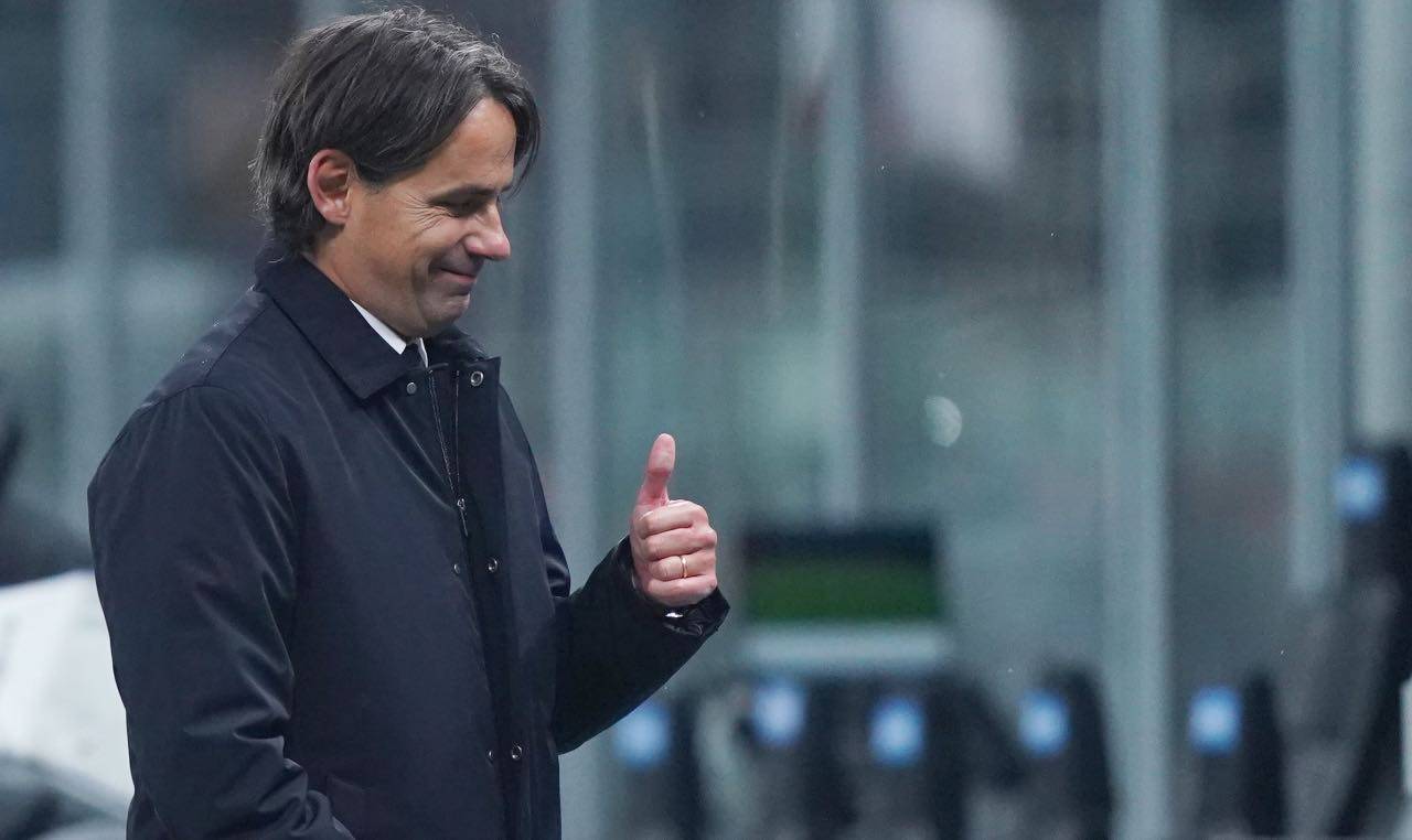 Simone Inzaghi fa il pollice alto ai suoi durante Inter-Napoli