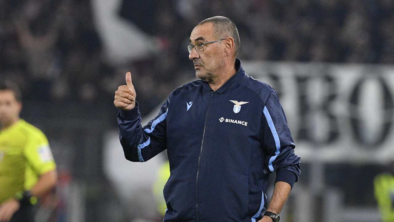 Maurizio Sarri fa segno con il pollice in su