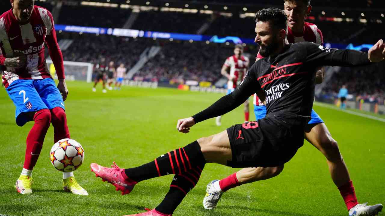 Giroud calcia il pallone cadendo