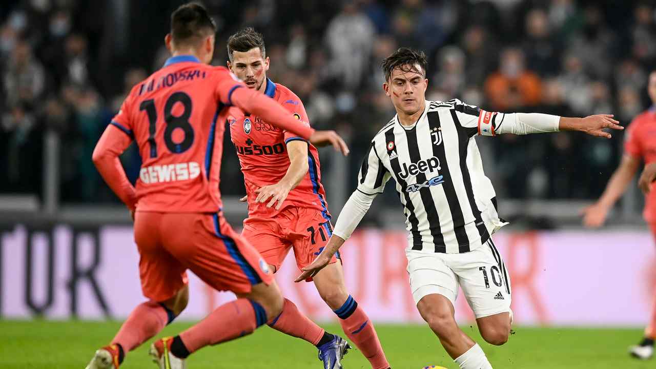 Dybala e Malinovski corrono verso il pallone Juventus-Atalanta