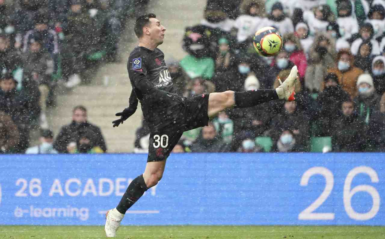 Messi cerca di stoppare il pallone