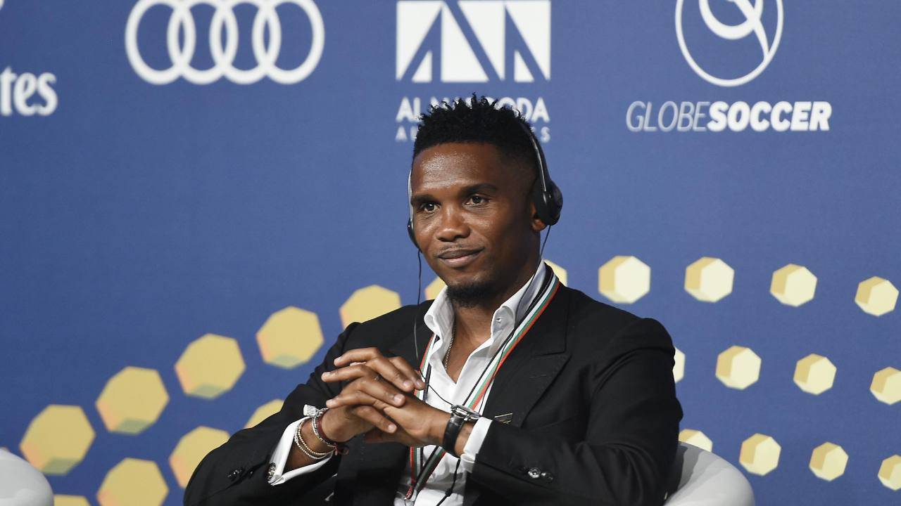 Eto'o sorride in conferenza stampa con le cuffie