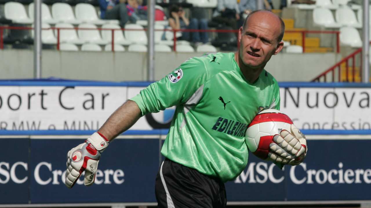 Ballotta guarda di lato con il pallone in mano