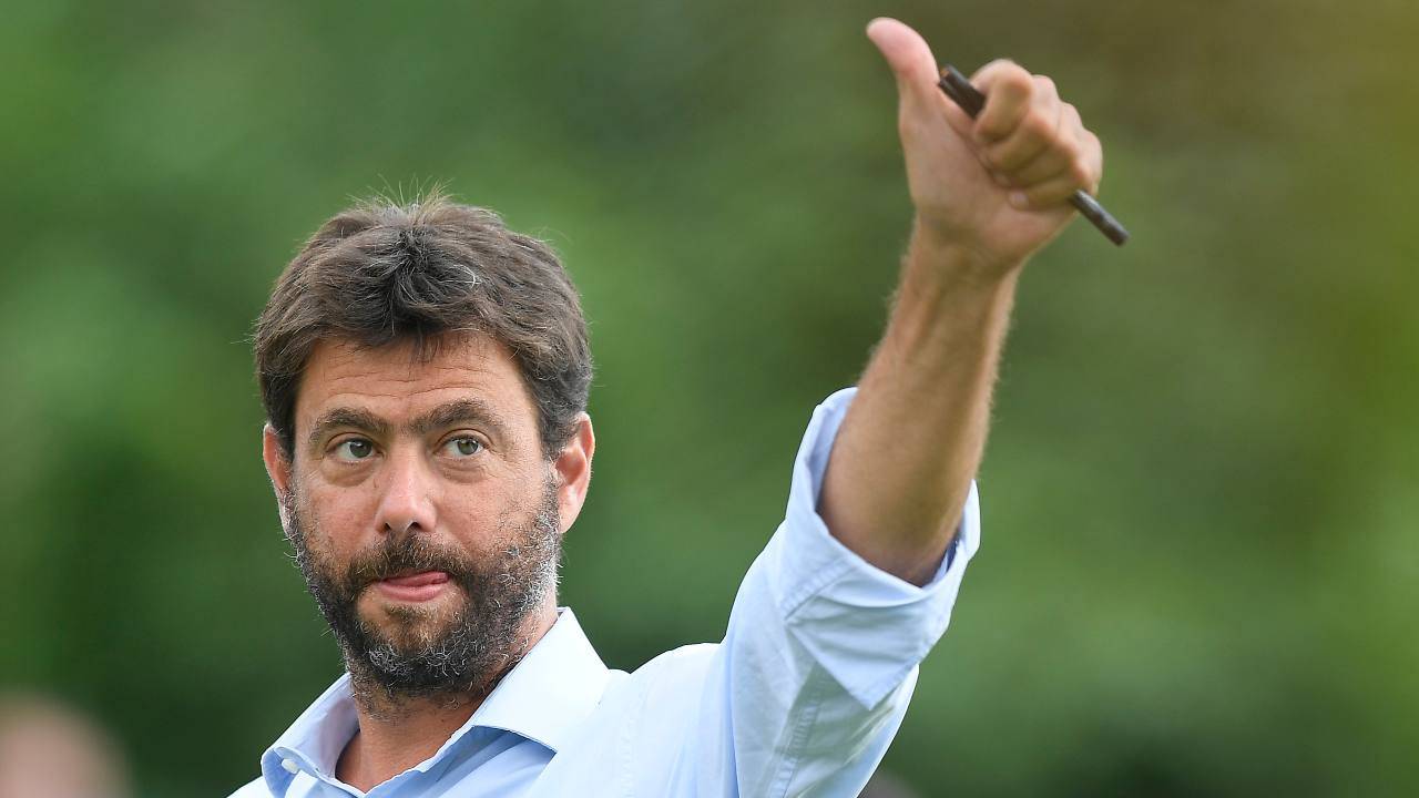 Agnelli fa segno con il pollice in alto