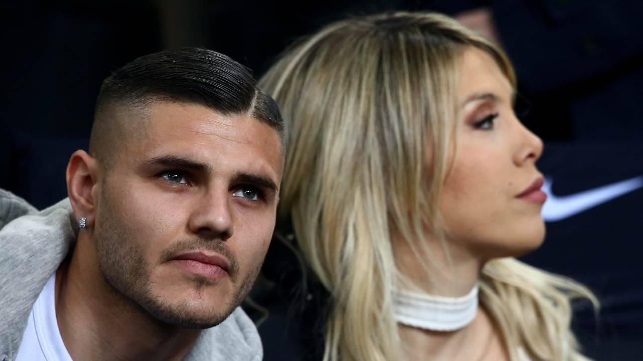 Wanda Nara e Icardi guardano in diverse direzioni