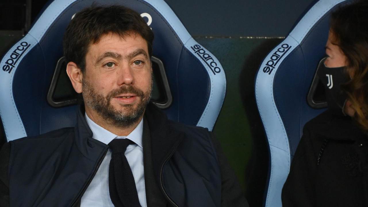 Agnelli con lo sguardo perso