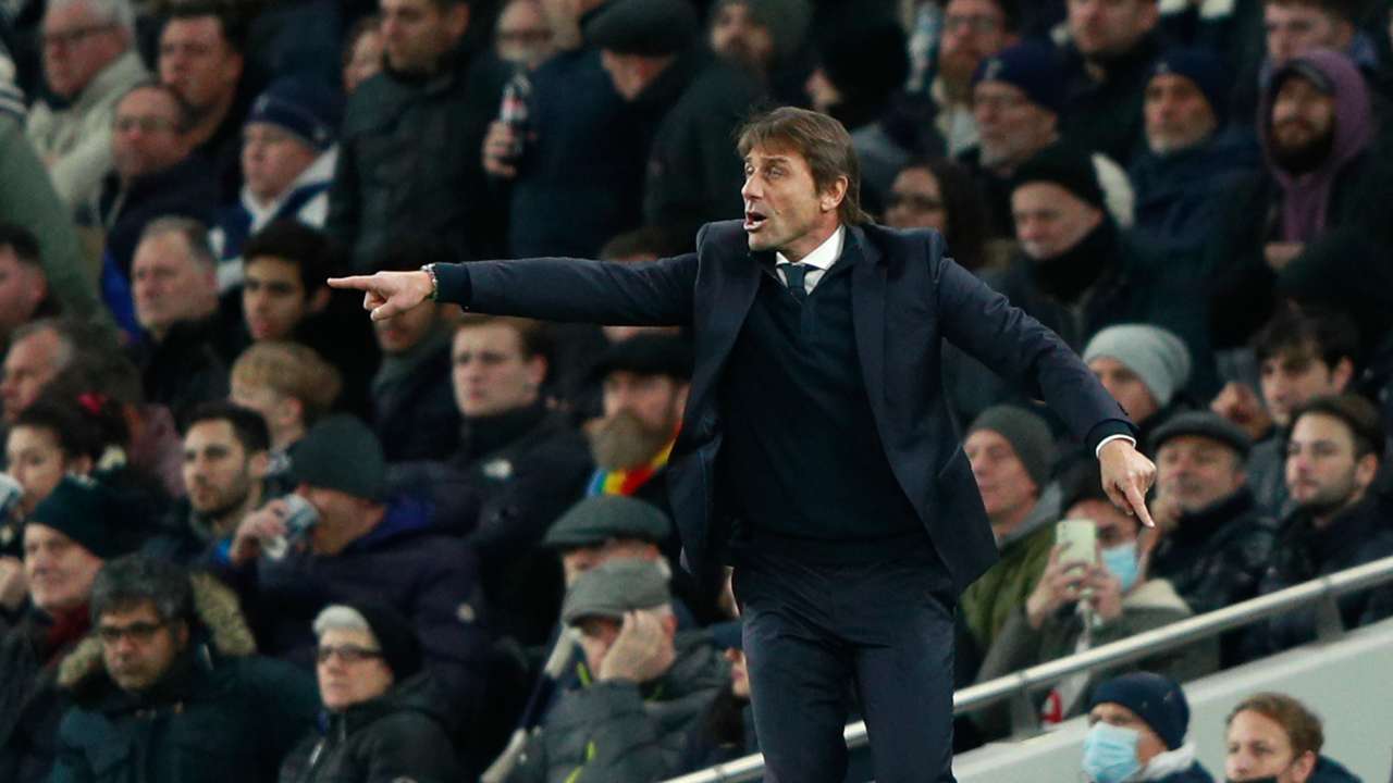 Conte dà istruzioni alla squadra