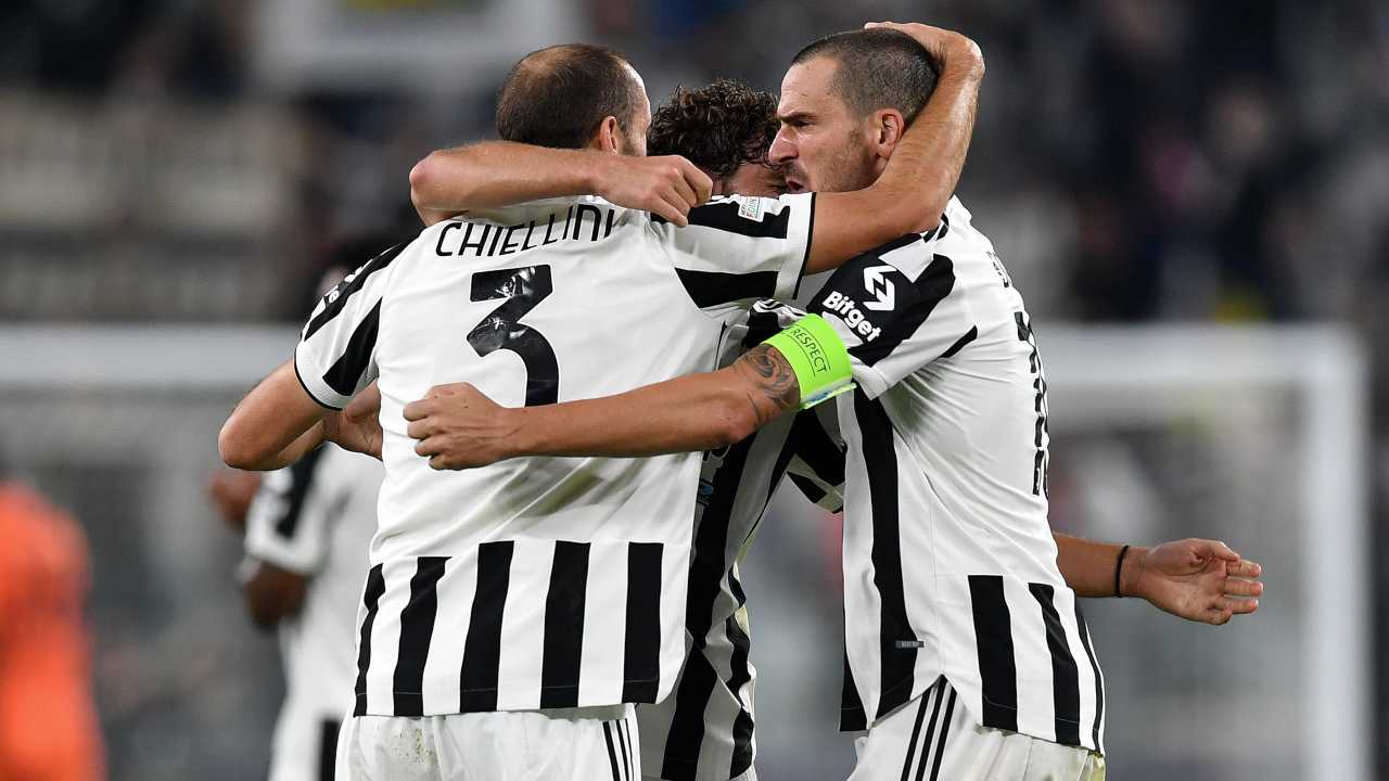 Bonucci e Chiellini esultano dopo un gol della Juventus 