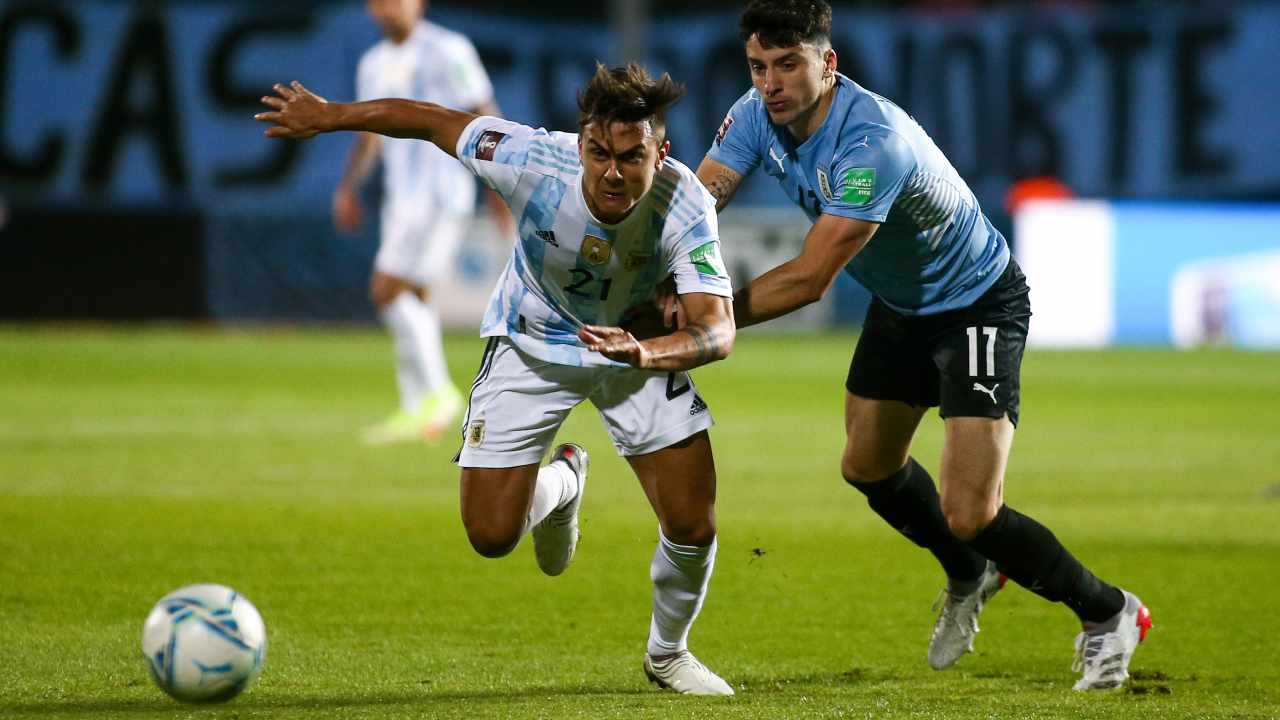 Dybala in azione contro l'Uruguay