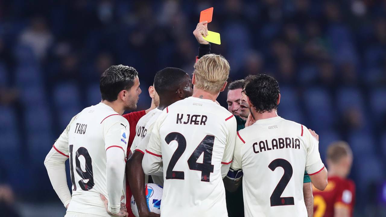 Maresca circondato dai calciatori del Milan dopo l'espulsione di Theo Hernandez