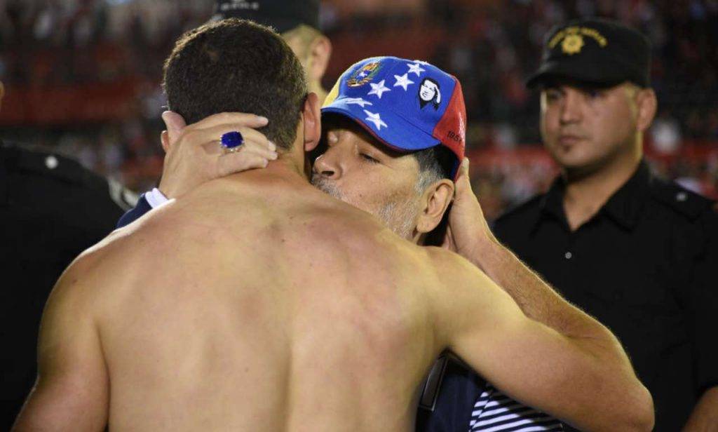 Maradona abbraccia Maxi Rodriguez