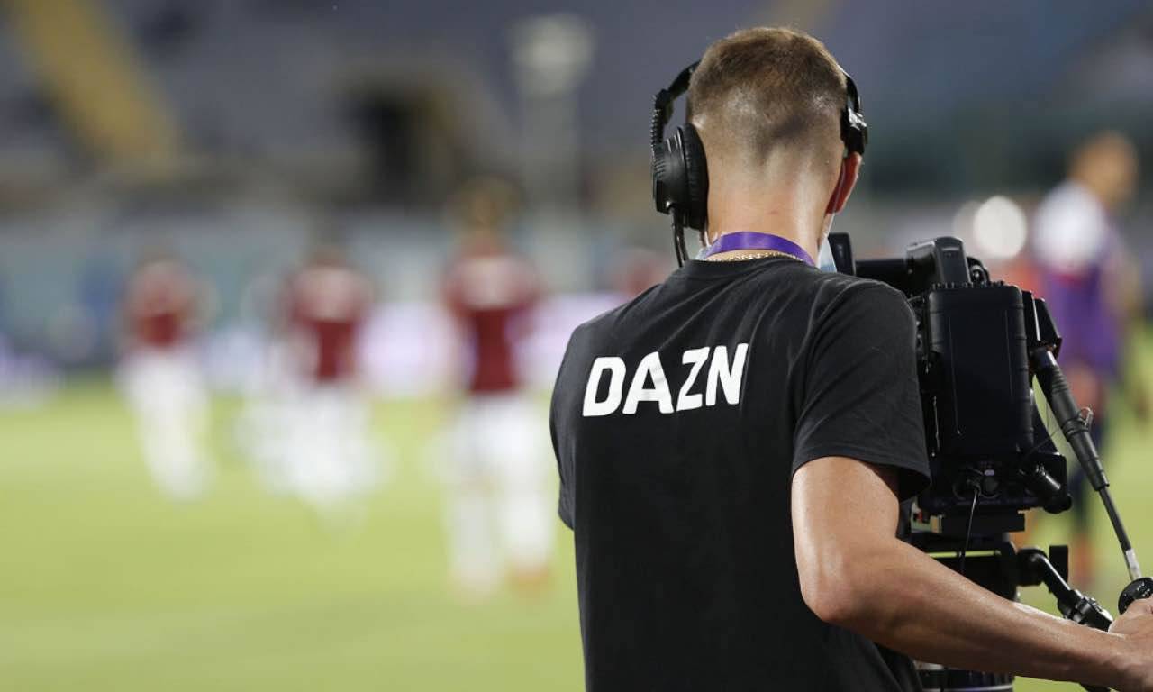 L'operatore di DAZN filma la Serie A