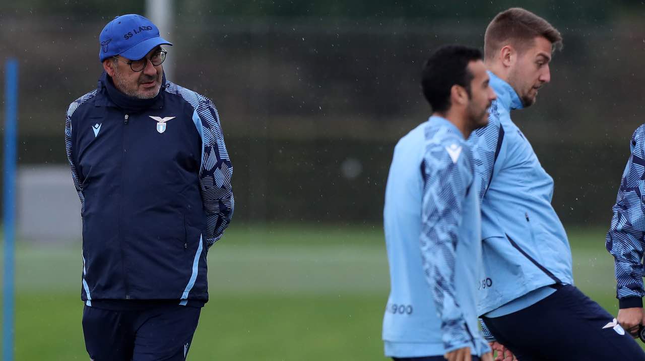 Sarri osserva in allenamento