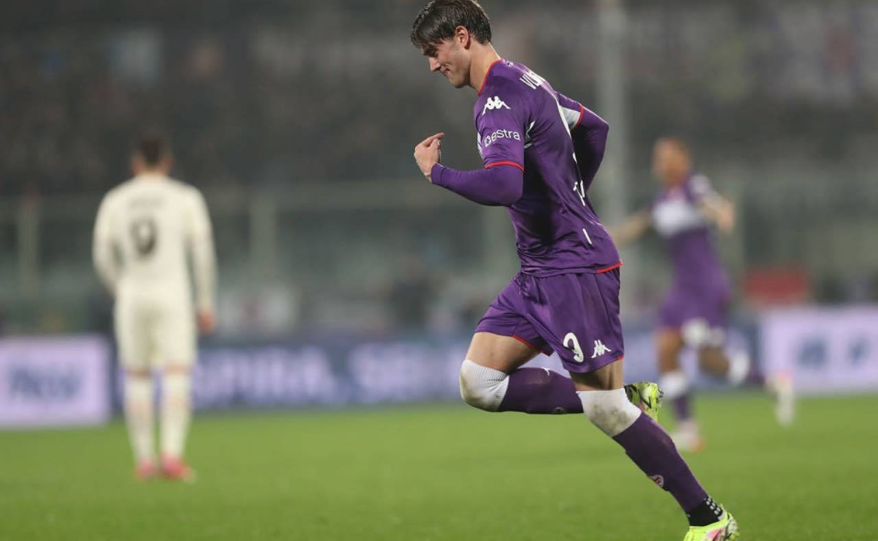 Vlahovic in campo con la Fiorentina