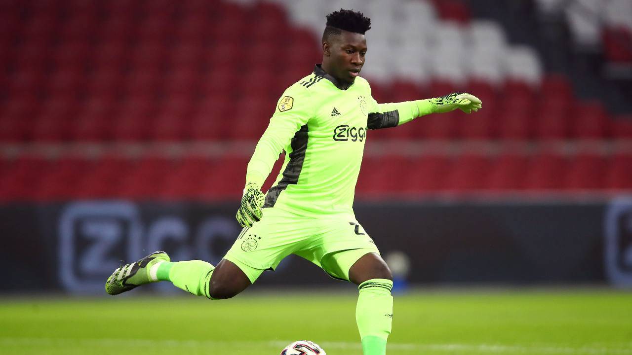 Onana calcia il pallone Ajax