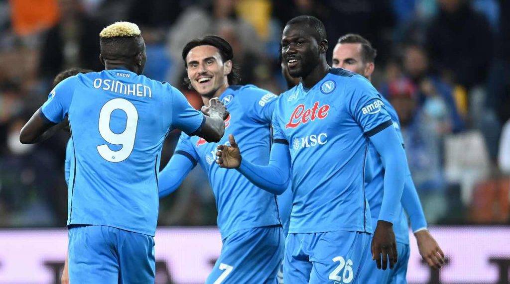 Koulibaly festeggia con i compagni