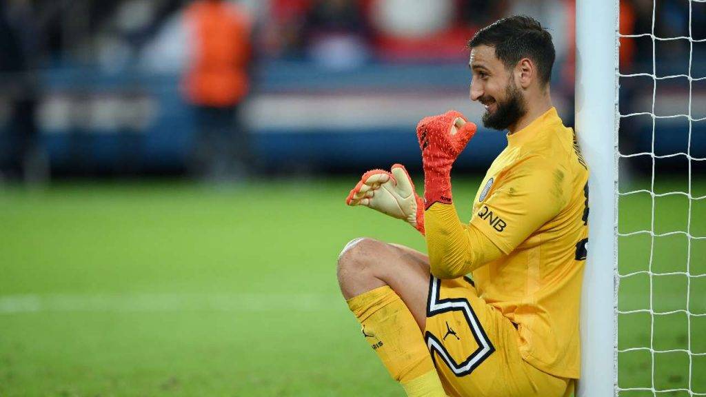 Donnarumma abbassato vicino al palo fa segno con la mano