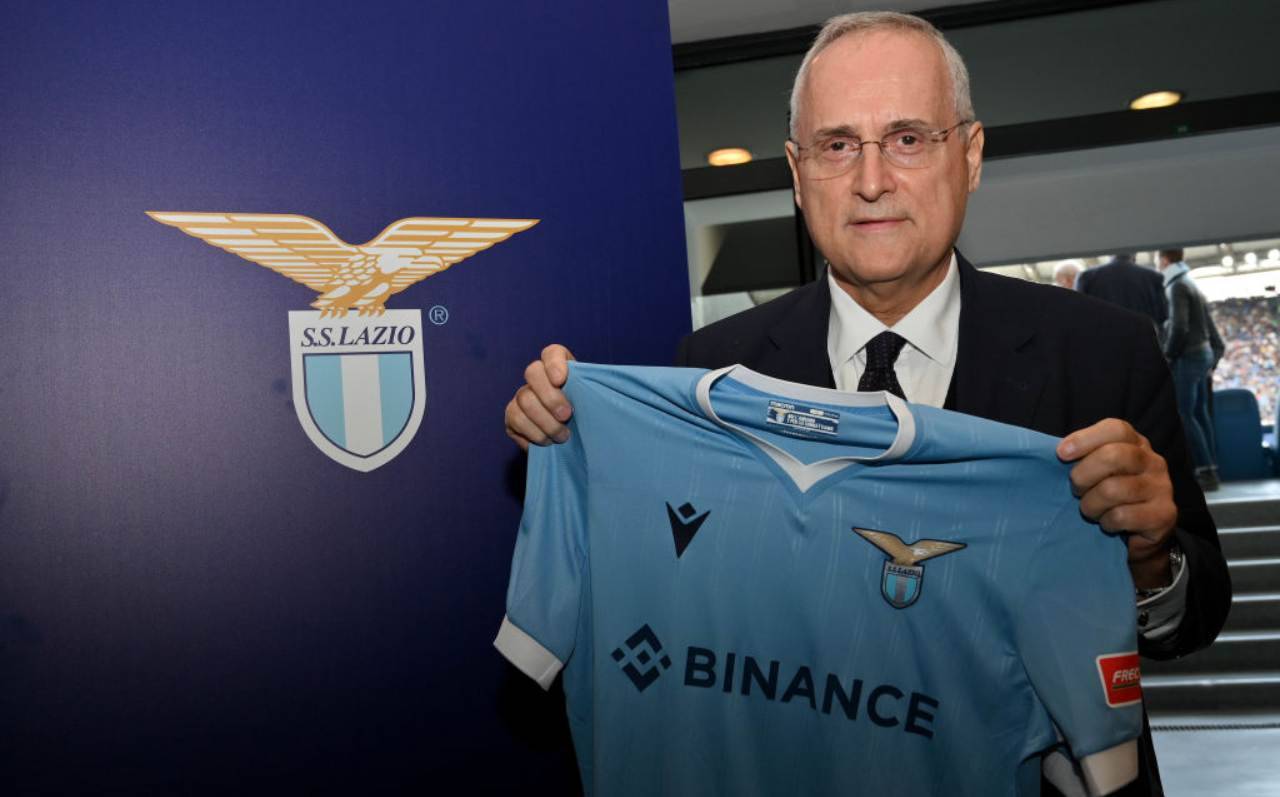 Lotito mostra la maglia della Lazio