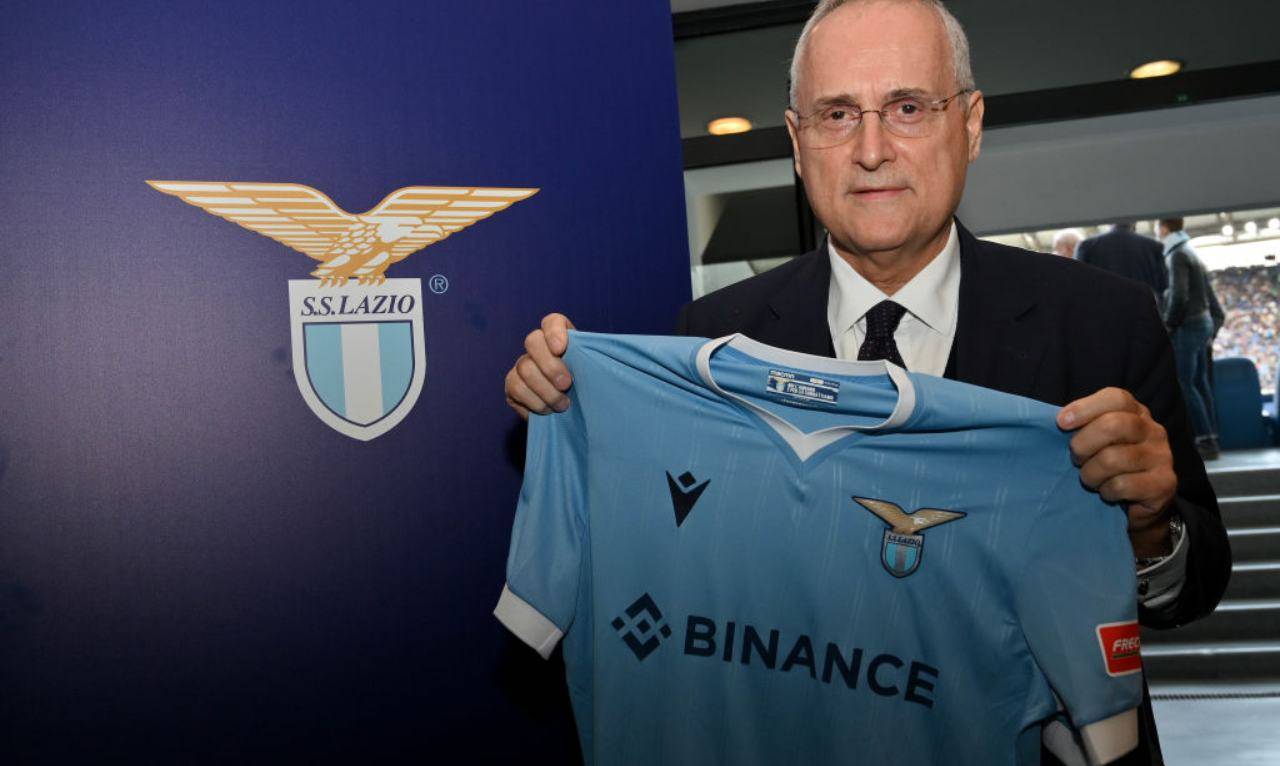 Lotito con la maglia della Lazio