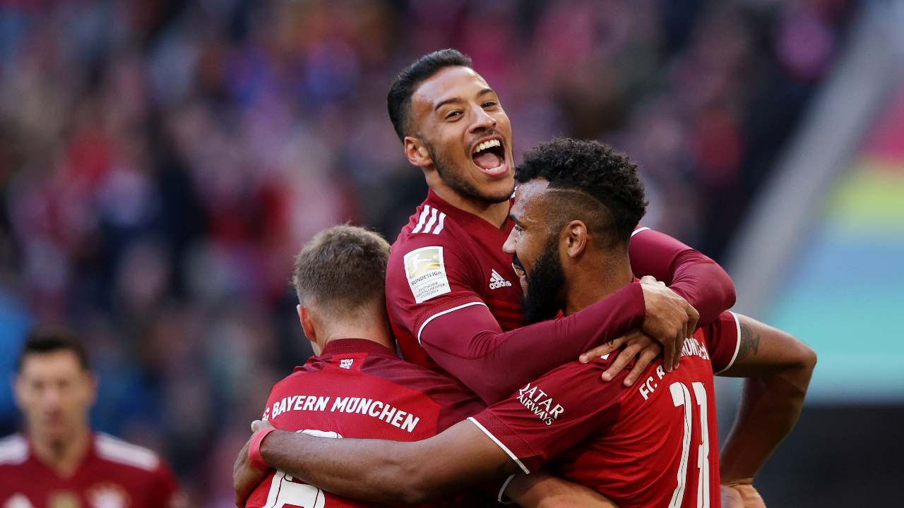 Tolisso abbraccia i compagni ed esulta per il gol Bayern