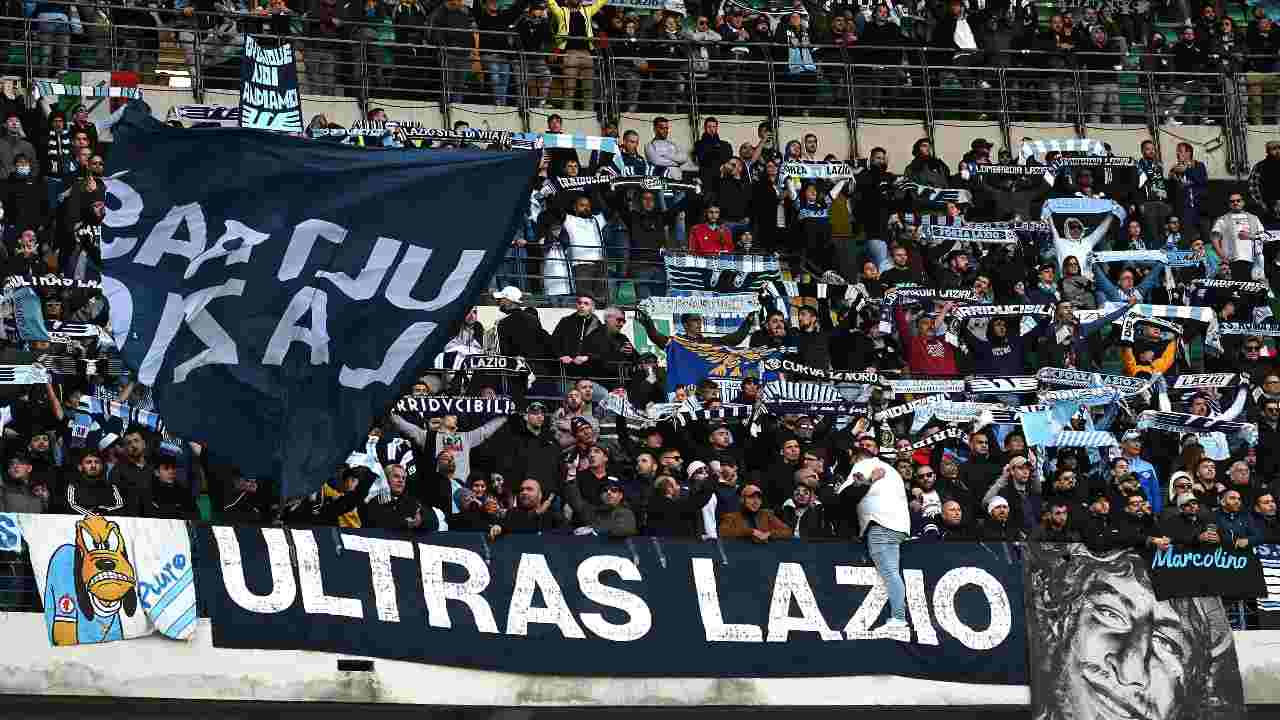 Ultras Lazio bandiere e tifosi sugli spalti