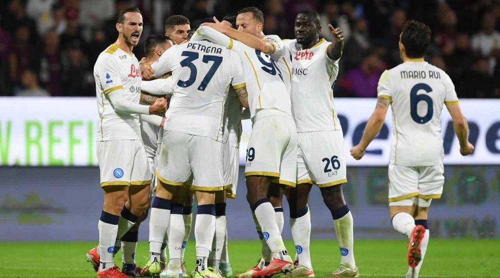 Il Napoli festeggia in campo