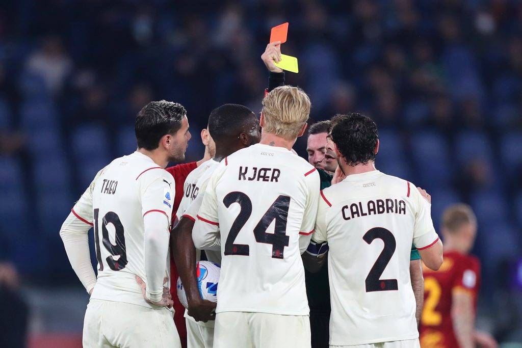 L'arbitro Maresca espelle Theo Hernandez