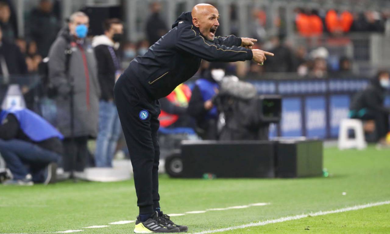 Spalletti dà indicazioni alla squadra in Inter-Napoli 