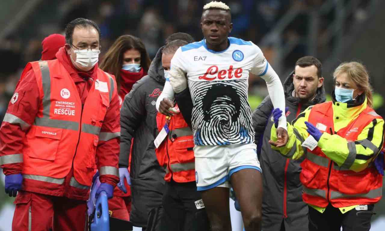Osimhen esce dal campo, Inter-Napoli