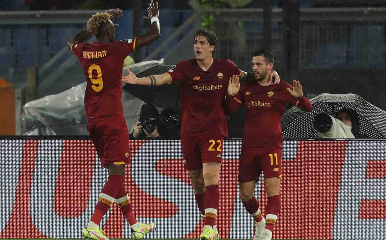 Roma, Abraham esulta con Zaniolo e Perez per il gol allo Zorya
