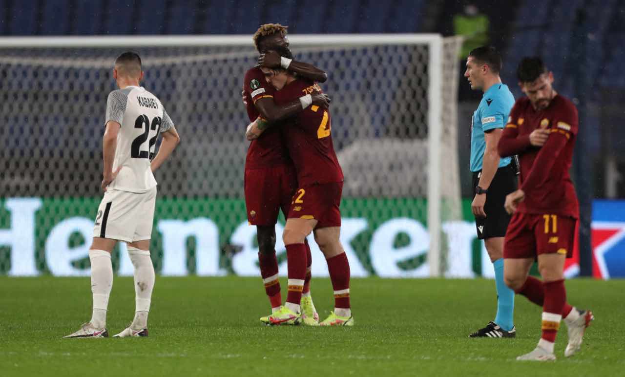 Roma-Zorya, Zaniolo e Abraham si abbracciano dopo il gol