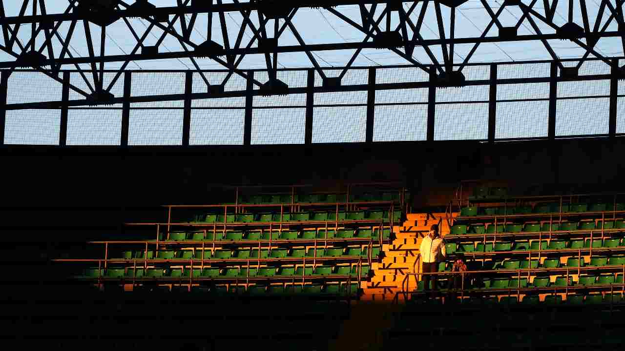 Spalti dello stadio vuoti