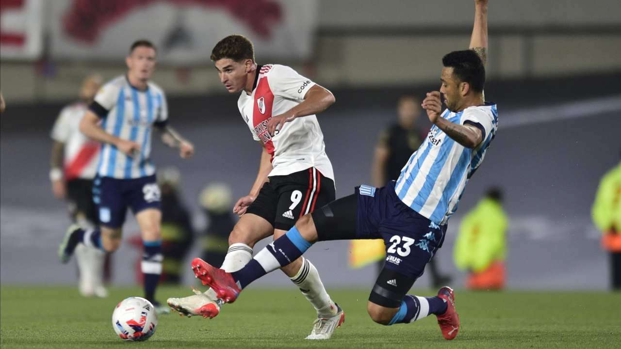 Alvarez in azione con la maglia del River Plate