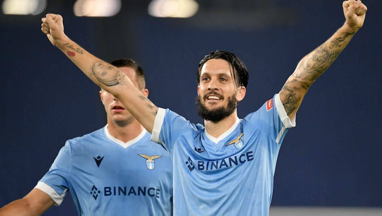 Luis Alberto esulta dopo il gol