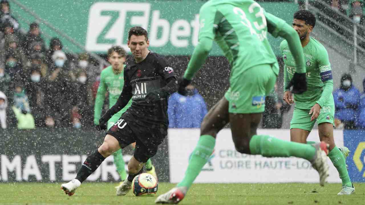 Messi in dribbling contro il Saint Etienne