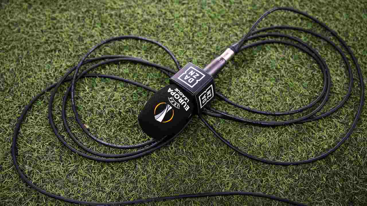 Il microfono di Dazn posato sul terreno di gioco prima di una partita di Europa League