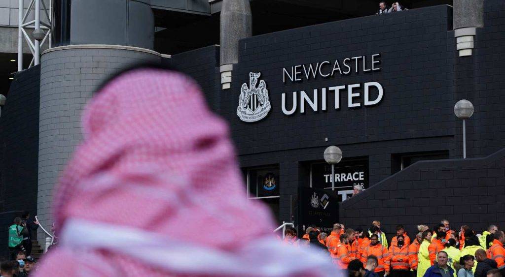 Tifosi del Newcastle vestiti da sceicchi