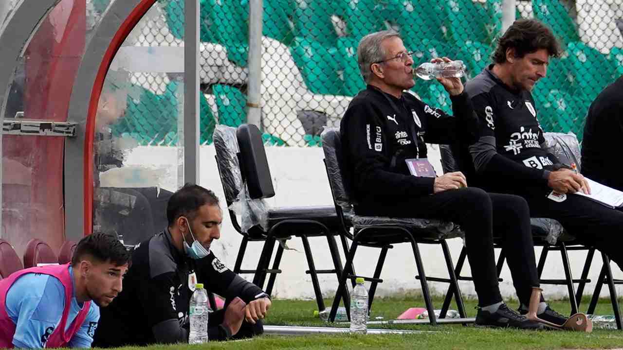 Tabarez beve in panchina