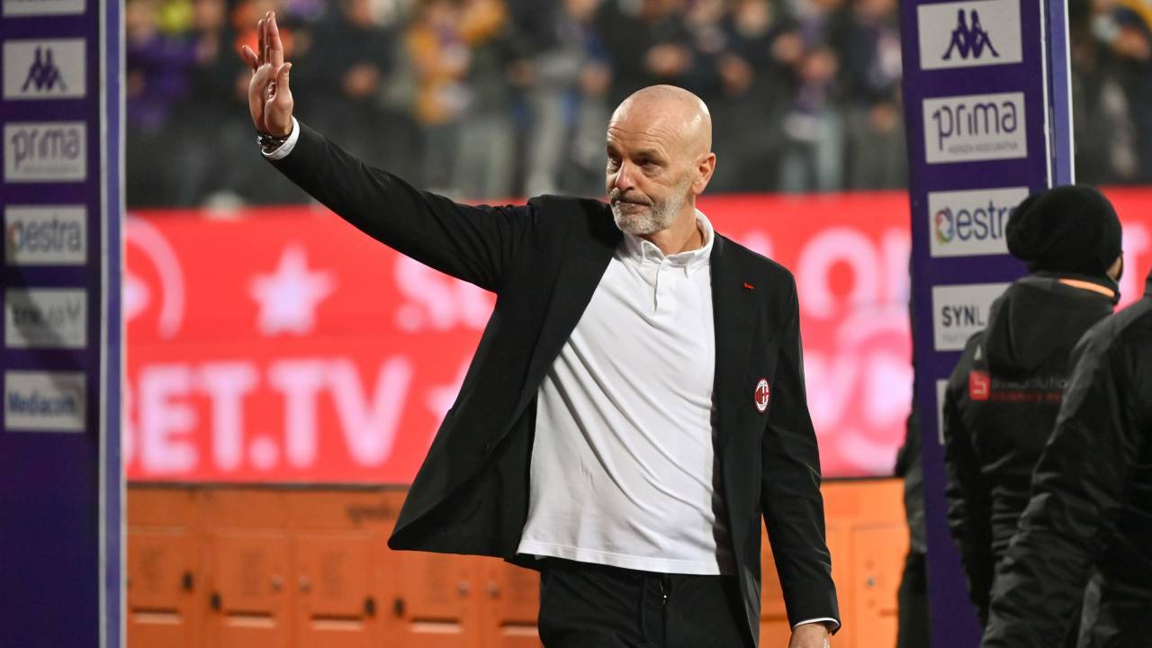 Pioli saluta i tifosi della Fiorentina