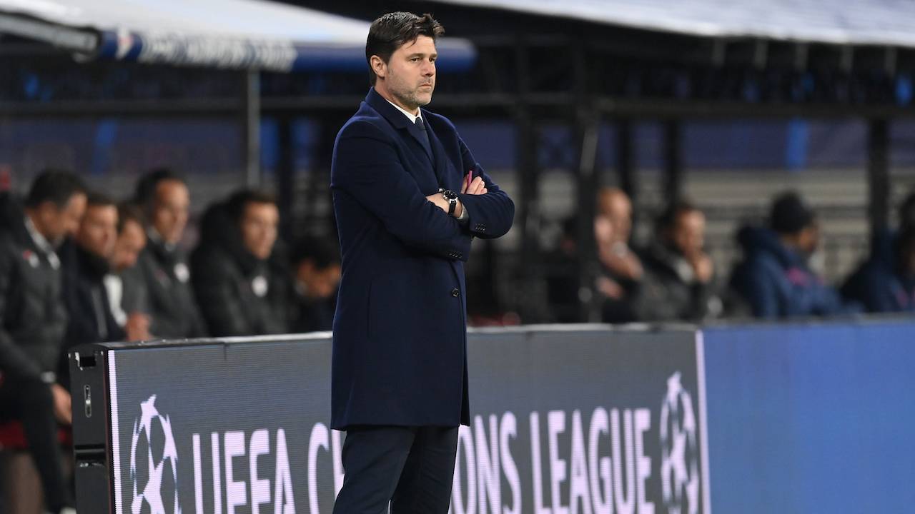 Pochettino osserva la partita