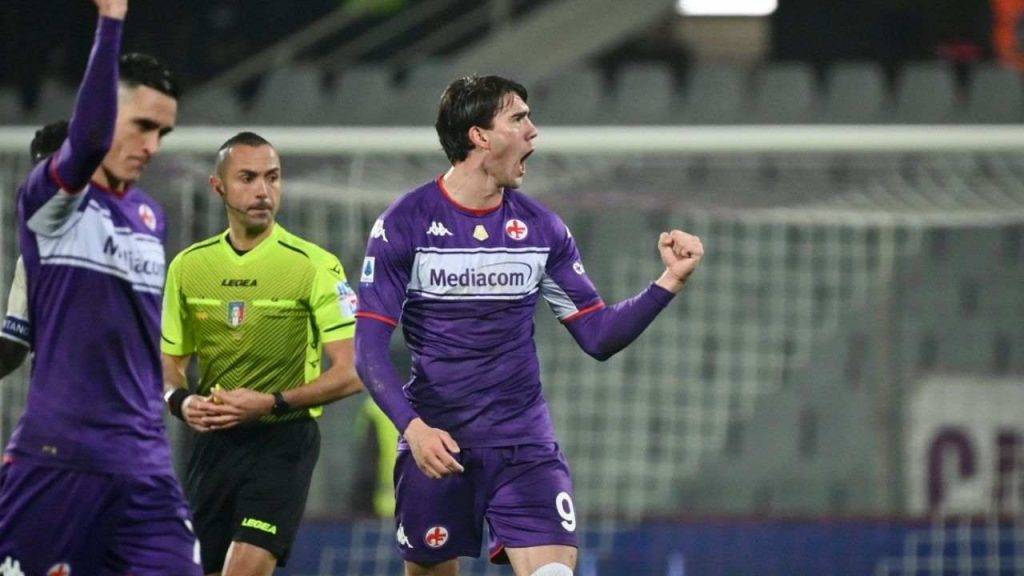 Vlahovic esulta dopo un gol con la Fiorentina