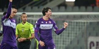 Vlahovic esulta dopo un gol con la Fiorentina