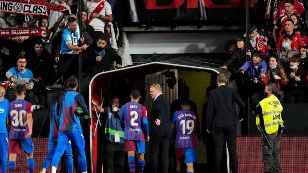 Uscita dei calciatori del Barcellona dal campo