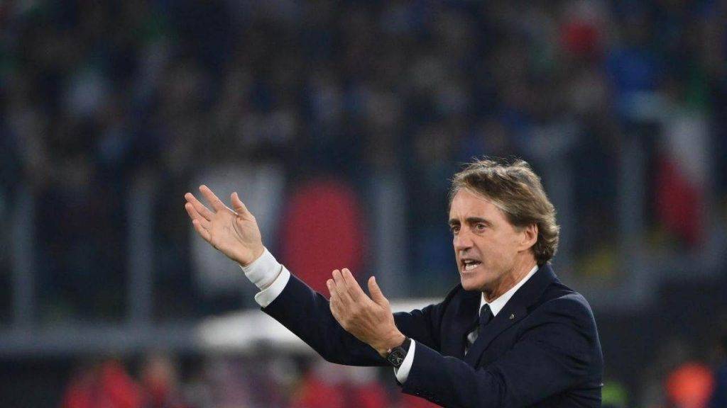 Mancini, ct dell'Italia, dà indicazioni a bordocampo