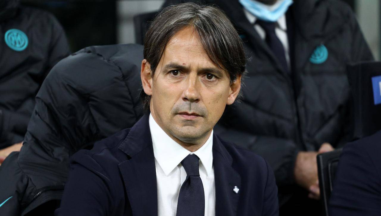 Simone Inzaghi osserva la partita