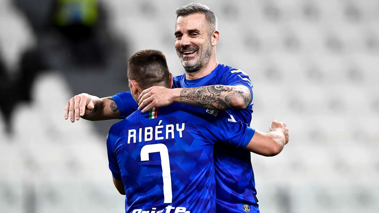 Stefano Sorrentino in una partita del cuore insieme a Ribery